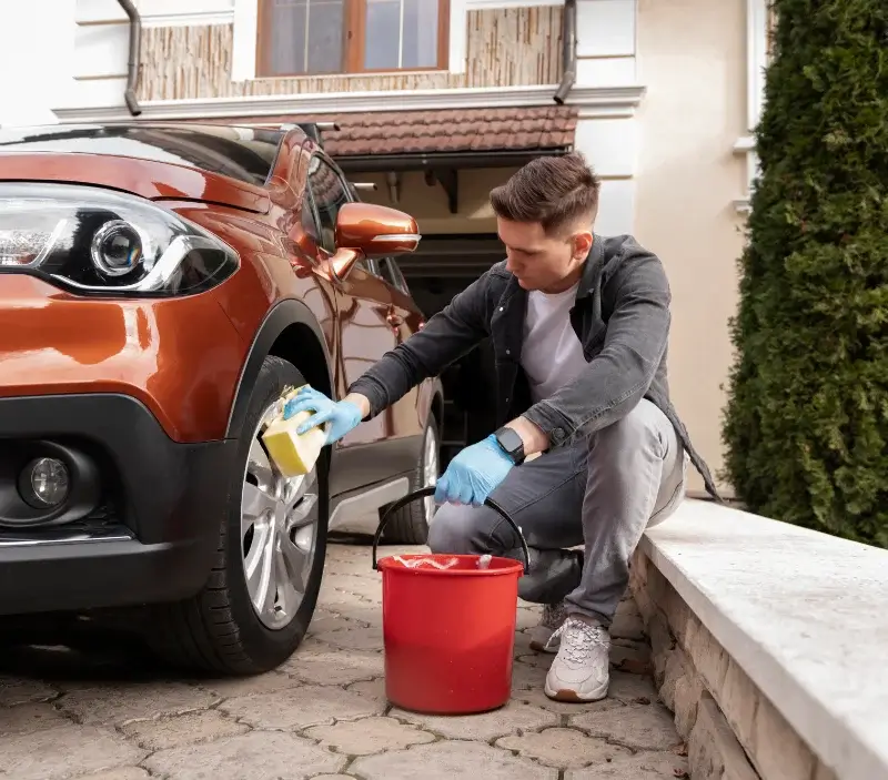 Lavage auto à domicile Montrodat : professionnel intervenant sur un véhicule